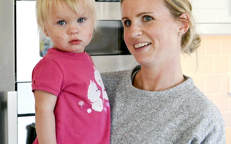 Mathilda Björklund har en karriär som fotbollsproffs bakom sig, och spelade i Djurgårdens damlag. Här med dottern Malva.
