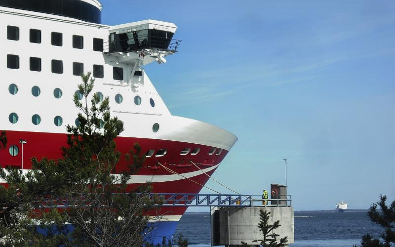 270320 , 27032020 , 20200327 , Långnäs hamn , Viking Line har fått specialtillstånd att angöra Långnäs hamn under den närmaste tiden pga corona pandemin ,.Viking Grace tog iland i Långnäs istället för i Mariehamn , transport , sjöfart , fartyg 
