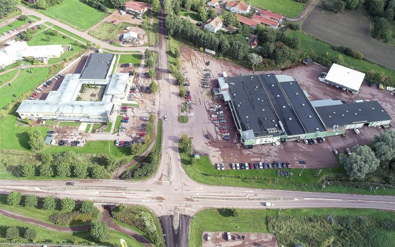 Finström, Godby, Flygbilder *** Local Caption *** @Bildtext:Olycksrisken i korsningen mitt i Godby är hög. Därför vill kommunen ha en rondell. Dessutom delar korsningen centrumkärnan i fyra delar.
