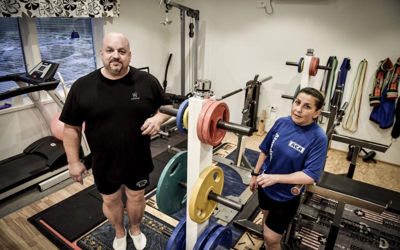 Sedan i vintras tränar paret Kenneth och Marcela Sandvik nästan helt och hållet hemifrån, i sitt nya gym. ”Egentligen är det ett förråd som vi har byggt om”, berättar Kenneth Sandvik.@Foto:Hülya Tokur-Ehres