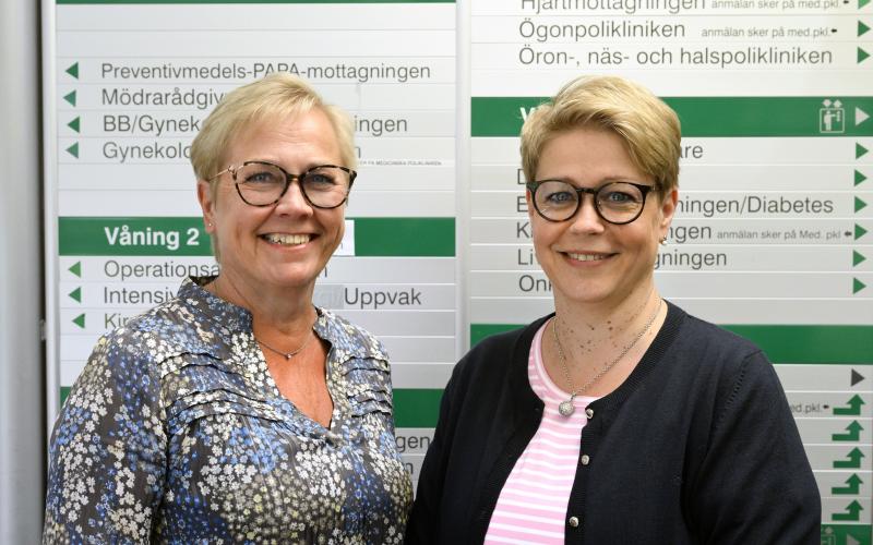 Vårdchef Pia Hollsten-Friman och hälso- och sjukvårdsdirektör Jeanette Pajunen är glada över att den nya sjukvårdsupplysningen nu kommer igång.