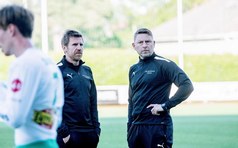 Huvudtränare Daniel Norrmén (till vänster) och assisterande tränare Jimmy Wargh (till höger) har en hel del att fundera på över uppehållet.