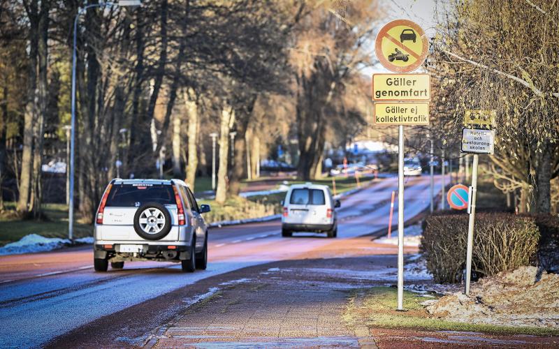 Nu får inte bilisterna gena från Strandgatan till Sjukhusvägen, efter att kommunen satt upp ett förbud för genomfartstrafik.