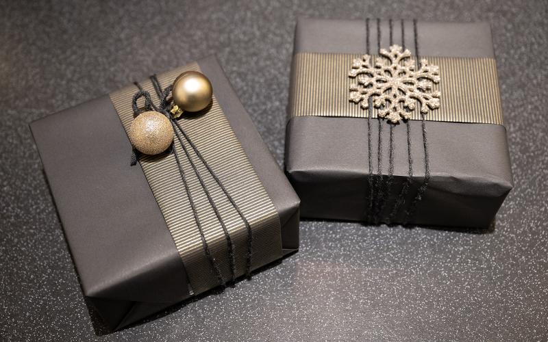 Garnnystan, juldekorationer och spillbitar – det mesta kan användas när paket ska dekoreras.