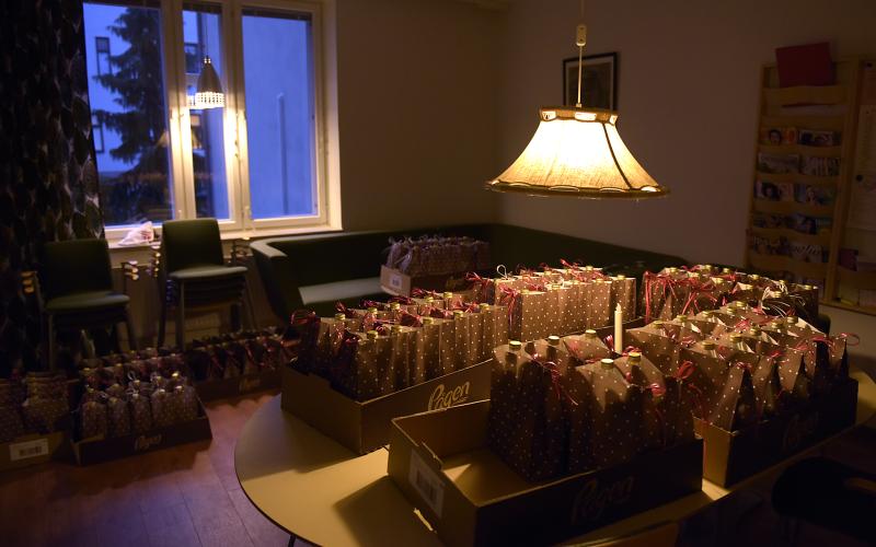 På lördagskvällen höll Ålands hälso- och sjukvård julfest för de anställda. De som arbetade kvälls- och nattpassen fick i stället plocka med sig en julgåva från det under strejken använda ”pausrummet”.@Foto:Siri Lindén