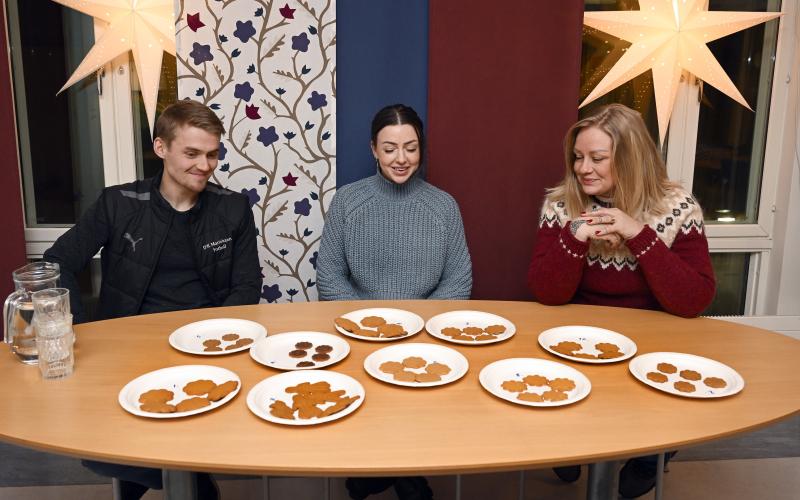 Philip Garvö,  Pernilla Hägglund och Maria Teir smakar tio sorters pepparkakor ur butikernas utbud.