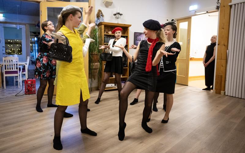 Elizabeth Karlsson, Viktoria Stepanova, My Nordlund, Maya Torsson och Ofelia Adamczak dansade loss på Rosengård.