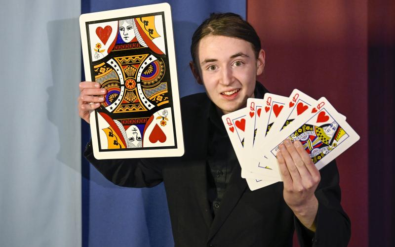 Stora spelkort med stora effekter finns med i Beppe Lindströms repertoar.