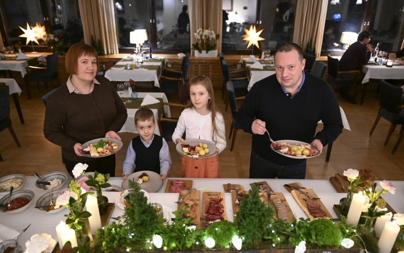 Hela familjen Söderlund – Johanna, Max, Alina och Kjell – frossade i julmat på Nautical.