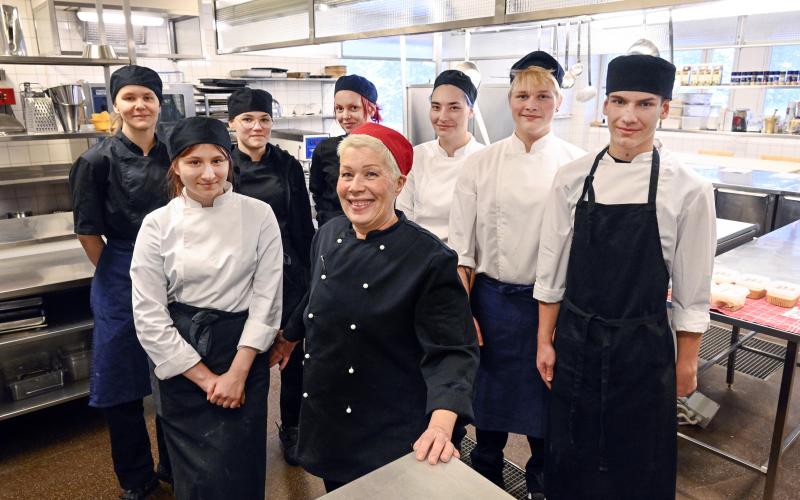 Marie-Louise Dahlman i mitten med sin klass på Ålands yrkesgymnasium.