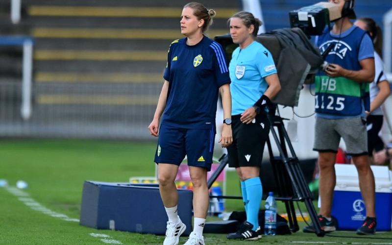 ”Man ser hur det fungerar ute i den stora internationella fotbollsvärlden”, säger Caroline Sjöblom.
