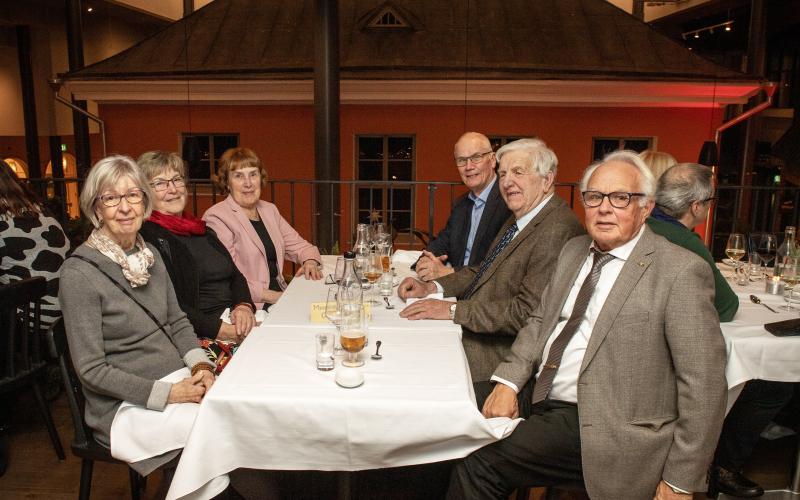 Gretel Jahrén, Margareta Oksman, Inger Hansén, Olav Hansén, Christer Ekström och Kjell Jahrén trivdes på övre våningen på restaurang Sjöfolk.