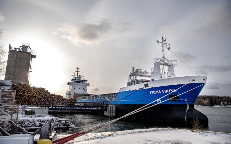 Lastbåtar angör Klintkajen för att lasta åländsk skog flera gånger per månad.