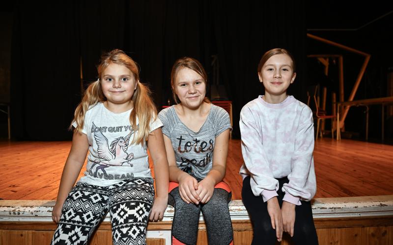 Molly Jansson, Marika Jansson och Evelina Sjölander tycker att fler ska komma med och dansa.