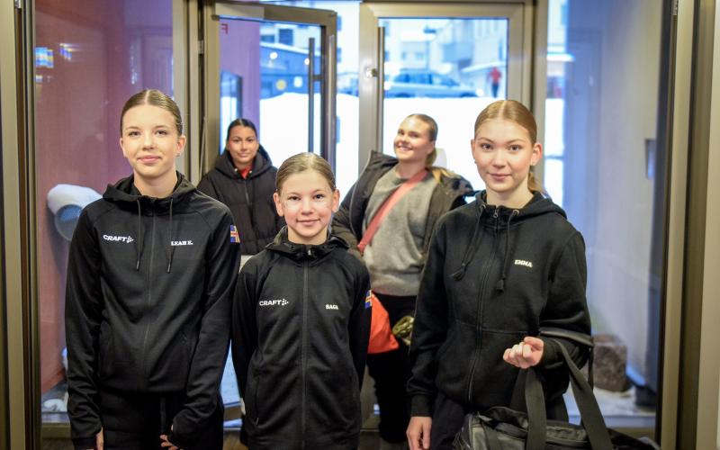 En strid ström av dansare anländer till Alandica under lördagen. Längst fram syns Leah Engman, Saga Karlsson och Emma Sjöström. I bakgrunden Olivia Larsson och Bianca Enroos.