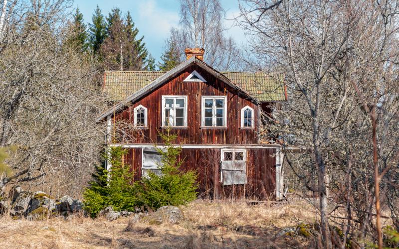 Hus som övergivits och börjar förfalla är förfulande för landskapsbilden. Det anser Föglö kommun. 