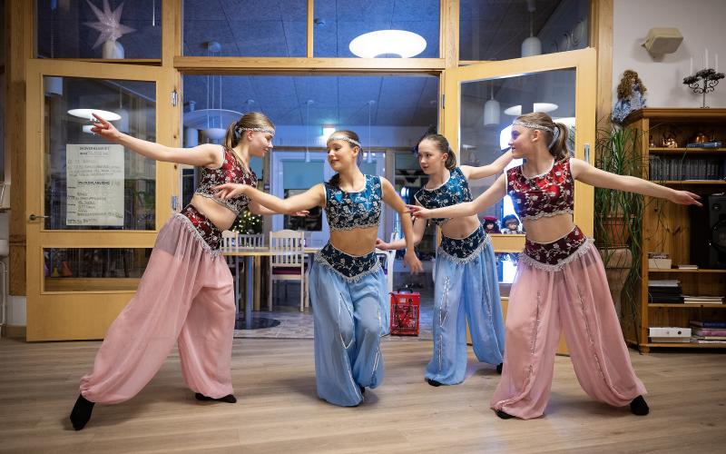 Karin Bergman, Amanda Waller, Minna Granlund och Amelie Silverström uppträder med arabisk dans.