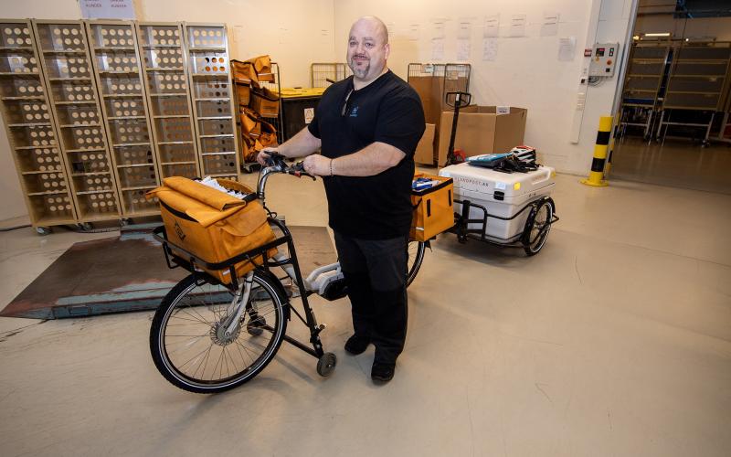 Postutdelning med cykel är miljövänligt. Utdelaren Kenneth Sandvik är van vid att det blir extra mycket post att dela ut i december. ”Det är ingen överraskning”, säger han.