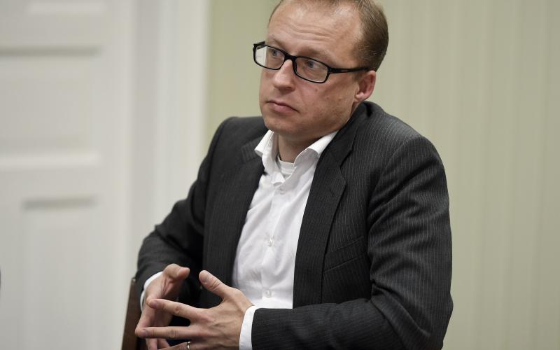 Vårdös kommundirektör Erik Brunström-Granesäter har gång på gång försökt få besked från landskapsregeringen. 