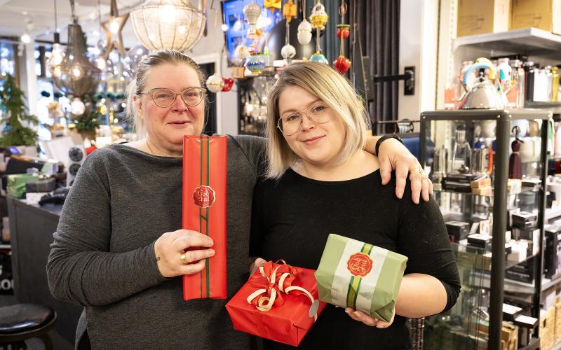 Bodil Rådland och Julia Perander på Fyndet slår in 1.500 paket  varje jul. 