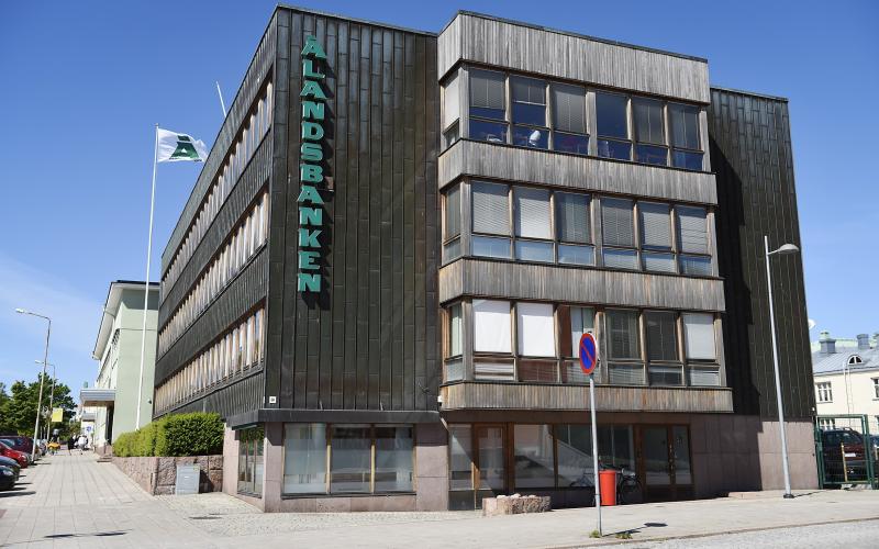Ålandsbanken planerar en totalrenovering av det så kallade ”kopparhuset”. Samtidigt vill man bygga på huset med två våningar.