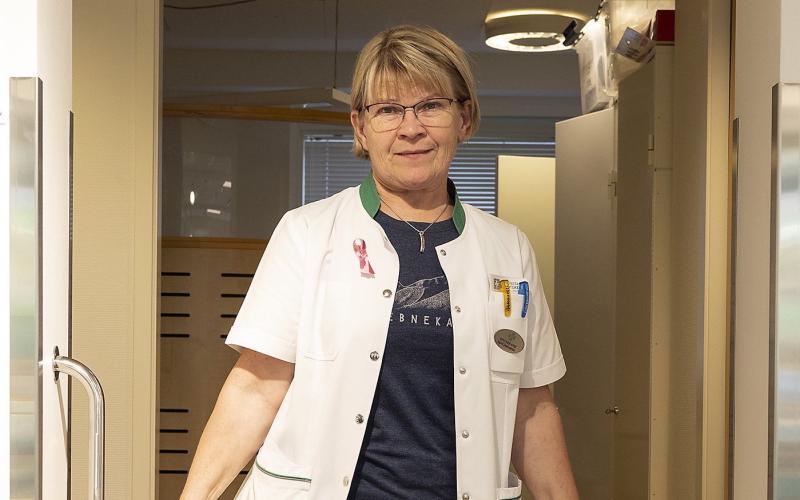 Läkemedelsavfallet läggs i stora, gula kärl på apoteket. ”När vi har fyra, fem stycken som är fulla ringer vi Ålands problemavfall som kommer och hämtar dem”, säger apotekaren Ingrid Qvarnström.