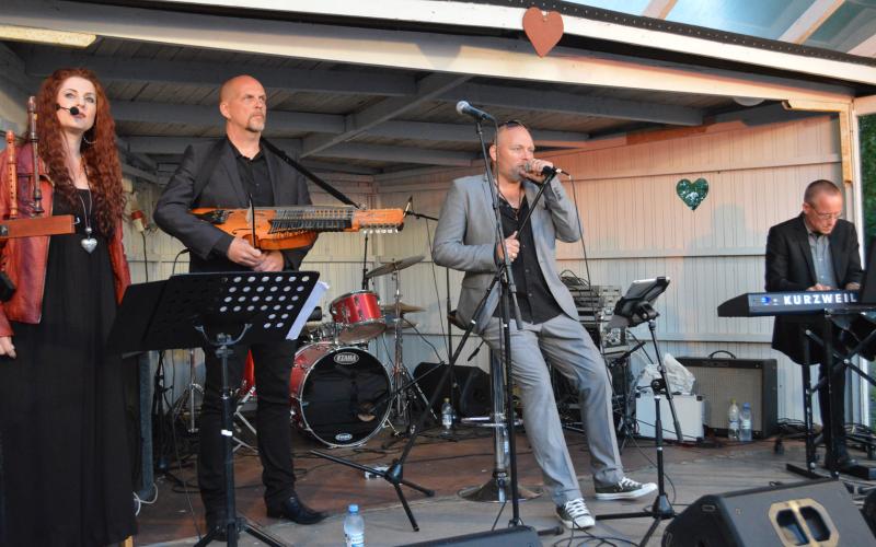Nordman framförde många lugna låtar under lördagskvällens konsert. ”Man kan säga att vi gör covers på våra egna låtar”, förklarar dem. 
