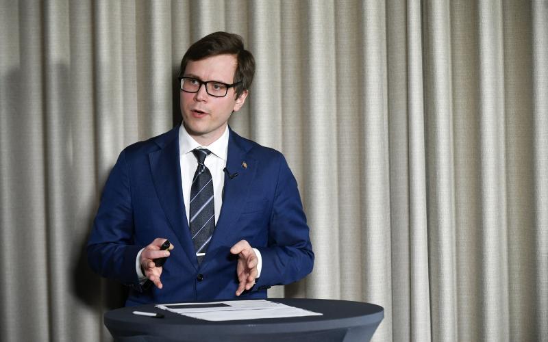 Infrastrukturminister Christian Wikström säger att landskapsregeringen måste utreda saken närmare innan man uttalar sig.