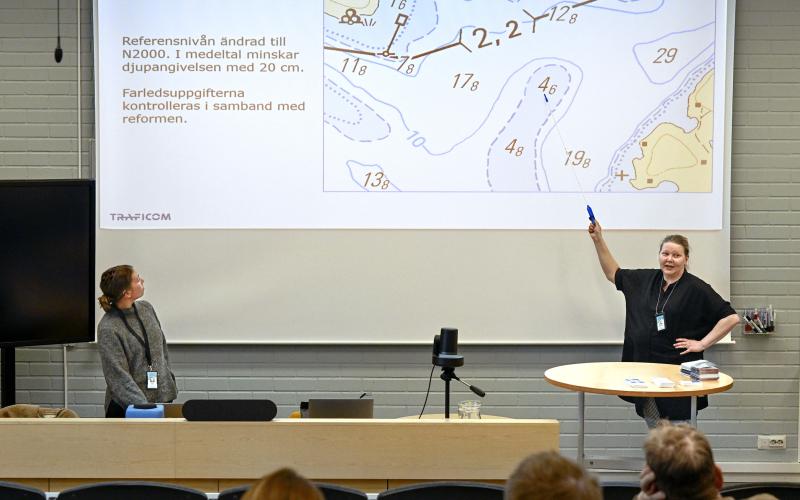 260423 , 26042023 , 20230426 , Traficom berättade om kommande av uppdateringen av sjökort , till höger: Henrika Björkell-Virta , Sanna Moliis