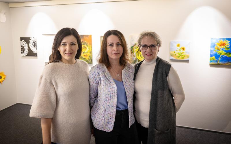 Solrosen är en symbol för Ukraina och ett tema för utställningen i QBEN. På bilden syns de tre konstnärerna Olga Serdiuk, Natalya Nalyvayko och Maryna Kovtum.