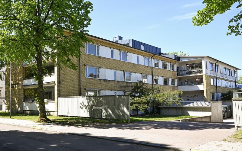  I två av scenarierna rivs Trobergshemmets 1960-talsbyggnader för att ge plats för nya byggnader. Det kan leda till större klimatavtrycket och högre byggkostnader.