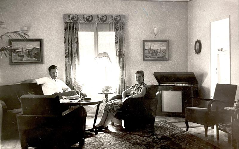 Gustav och Kristina Wahlbeck avfotograferade i sitt Mariehamnshem på 1950-talet. Sture Wahlbeck.