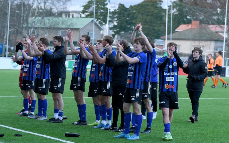 Efter två omgångar har FC Åland tagit maximala sex poäng. Här ser vi dem fira tillsammans med hemmapubliken på WHA.
