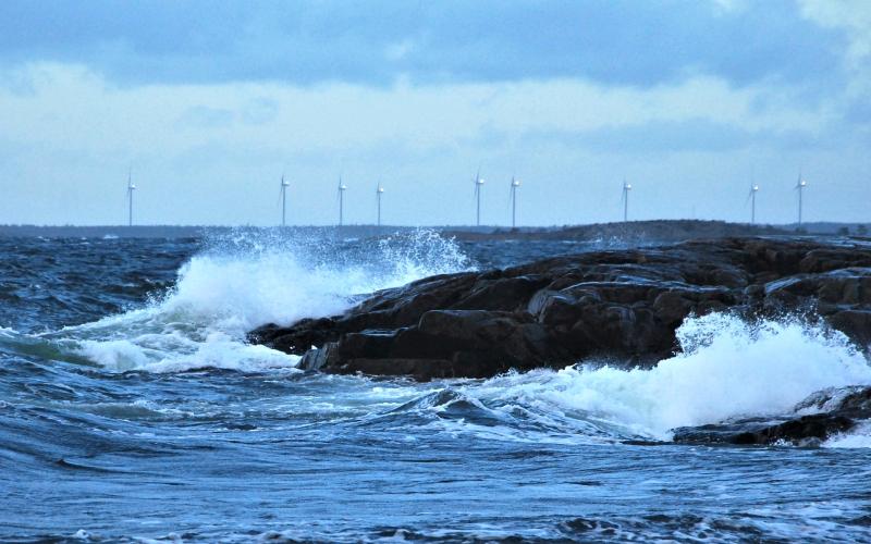 Vindkraftsparken på Långnabba i Eckerö syns milsvida omkring och dominerar med teleobjektivets hjälp bilden tagen vid kusten i Hammarudda.