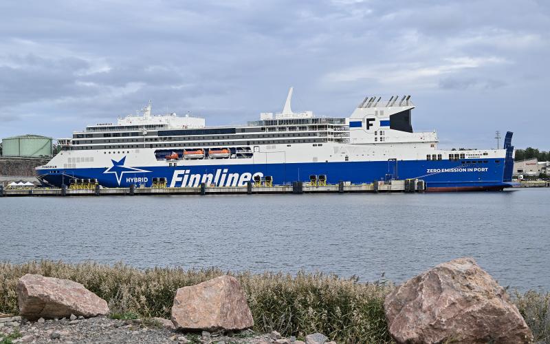 Finnlines nya fartyg Finnsirius har bidragit till en ökning av passagerare med 60 procent. Allt fler ålänningar syns ombord, enligt rederiet.