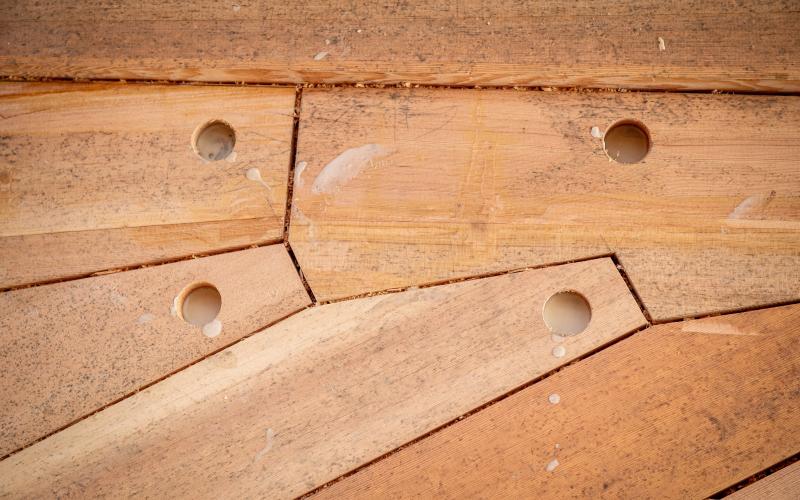 Att lägga nytt däck är ett precisionsarbete. I synnerhet vid kanten där plankorna hakas ihop. ”Man mäter, sågar, lägger på plats, mäter igen och justerar tills det är klart, säger Thor Inge Haltvik.