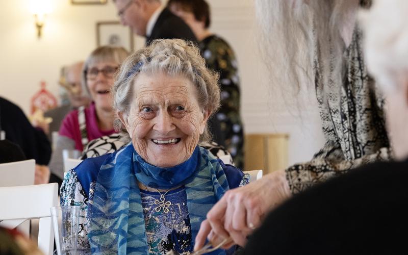 Solveig Eriksson 92 år serveras tårta av husmor Christina Johansson.