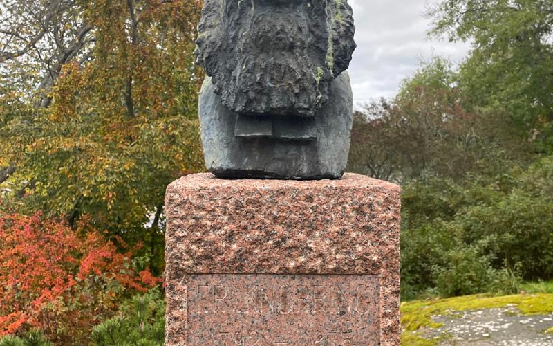 Två år efter att Frans Peter von Knorring fick en staty rest i Finström gjorde Bonds en replik i form av en byst för Stadshusparken i Mariehamn.