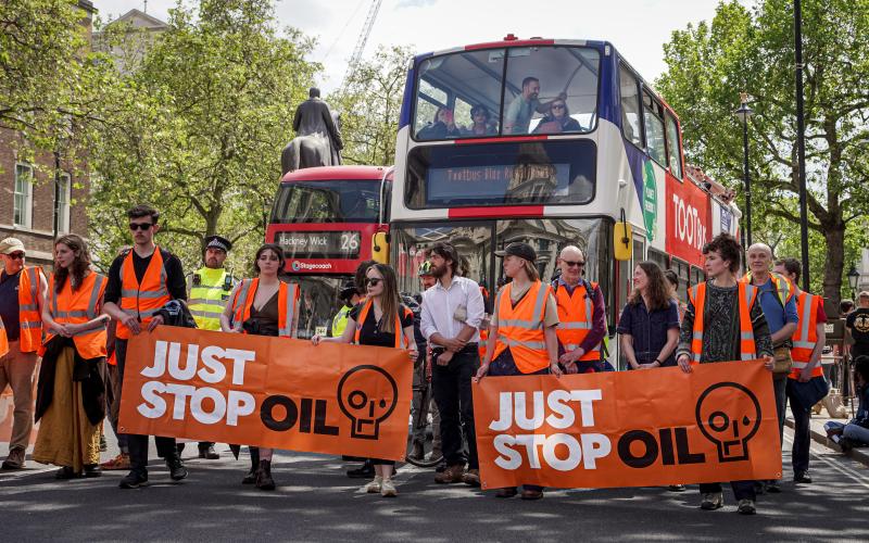 Klimataktivister i London protesterar genom att hindra trafiken i närheten av parlaments- och regeringskvarteren.
