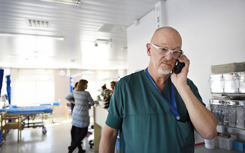 Överläkare och klinikchef Runo Härgestam är nöjd över möjligheten att samla dagkirurgins patienter på en och samma plats. I bakgrunden ses ett par av de tre sängplatser man kan erbjuda.