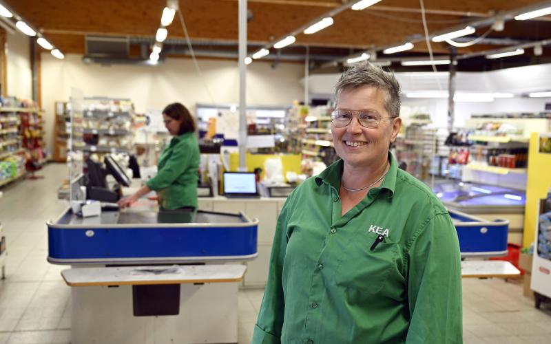 Marina Andersson-Lindqvist som ansvarar för butiken i Söderby framhåller att det är viktigt för servicen att närbutiken blir kvar, även om företaget säljs.