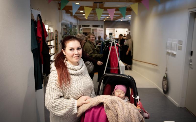 Paulina Lindblad passar på att prova kläder medan sex månader gamla dottern Lovelia Nordas tar en tupplur.