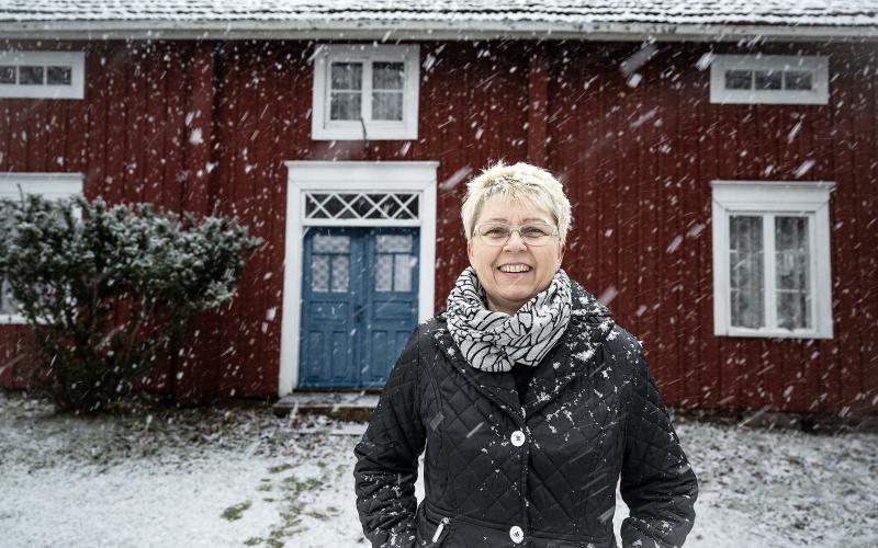Eva Joelsson framför gårdsmuseet i Postad.
