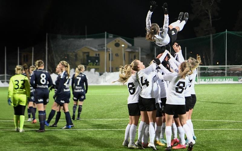 I februari 2021 uppmärksammades Pille Raadiks gärning i såväl klubb- som landslag med en hyllningsmatch på WHA. Hon spelade en halvlek med Åland United och en med det estniska landslaget.