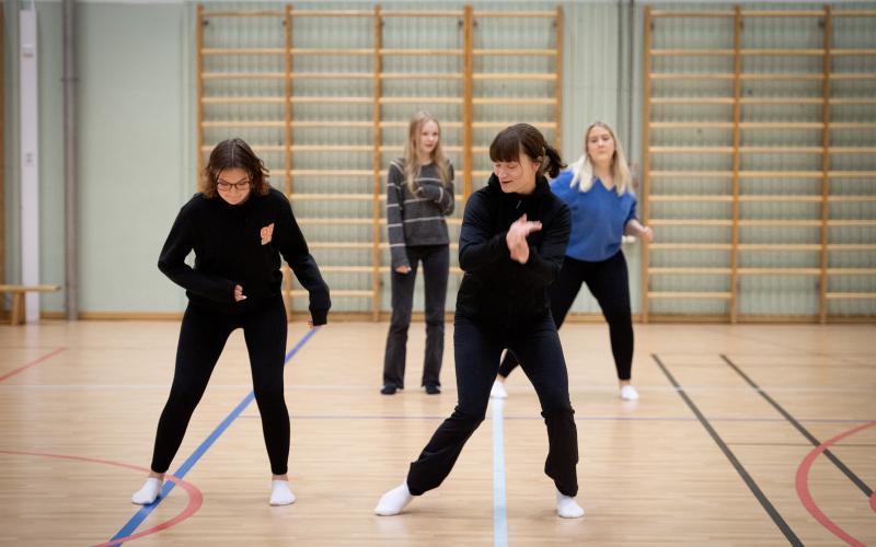 Erica Dunder till höger dansar hip hop duo med Simone Renfors. I bakgrunden Moa Häggblom och Rebecca Cepeha.