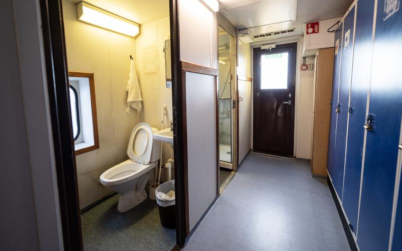 Inledningsvis fanns det bara en toalett på Mergus, i containern, sedan dess har det öppnat en även i passagerarutrymmet.