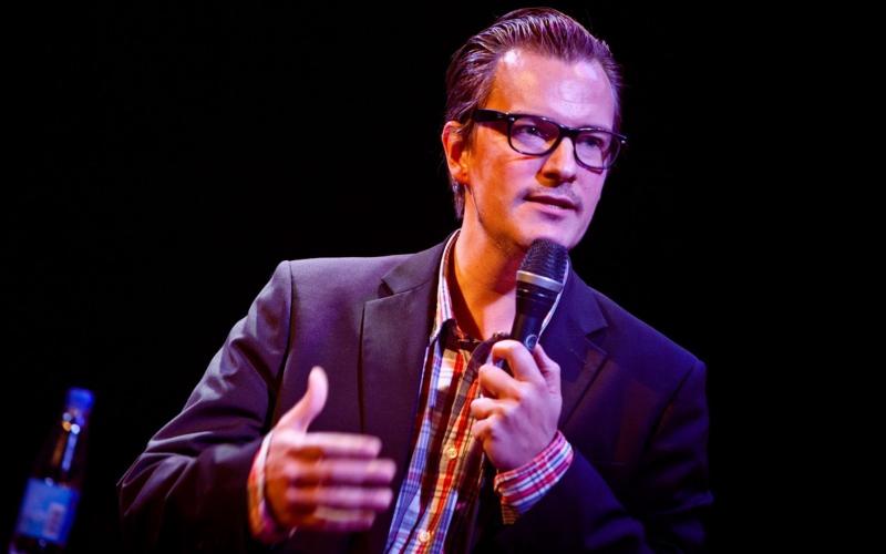 Komikern André Wickström ser fram emot att stå på Alandicas scen.