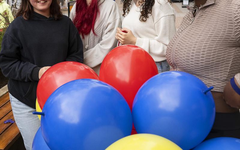 Dzenija Berzina, Karlina Berzina, Layla Bowers och Gloria Kalungi delar ut ballonger till barnen. 
