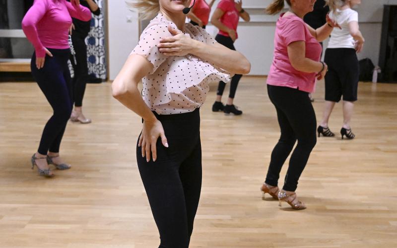 Dansläraren Anya Korop håller sedan tre år kurser i bachata på Röda Korsgården. 