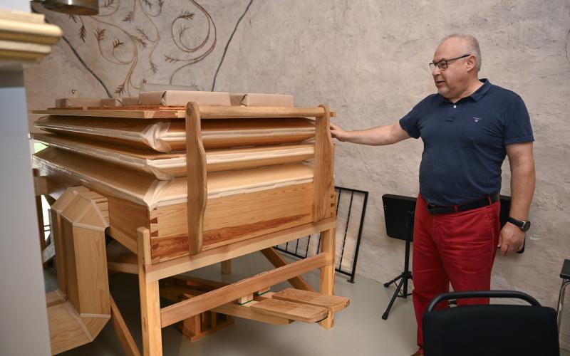 Orgeln kan drivas manuellt med hjälp av den nybyggda blåsbälgens pedaler, visar Charles Andersson.